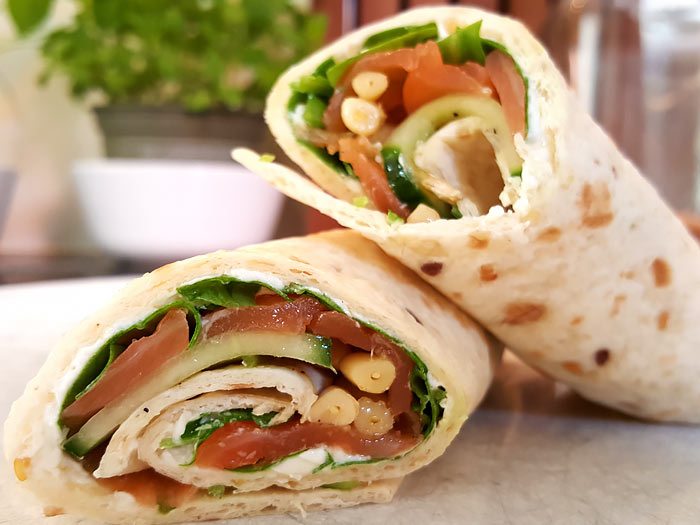 Wraps met zalm, roomkaas, rucola en Parmezaan Kookidee