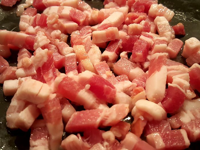 Spinaziestamppot met gebakken spekjes en zongedroogde tomaatjes