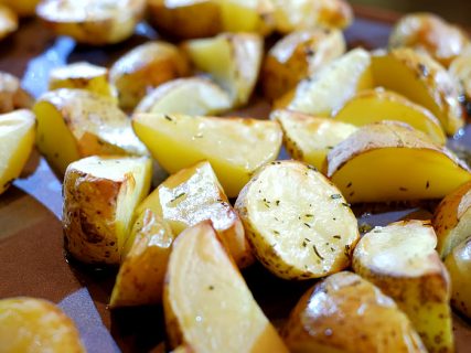 Spruitjes en bacon uit de oven met geroosterde aardappels - Kookidee