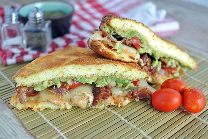 Bacon, avocado and chicken sandwich van ruled.me