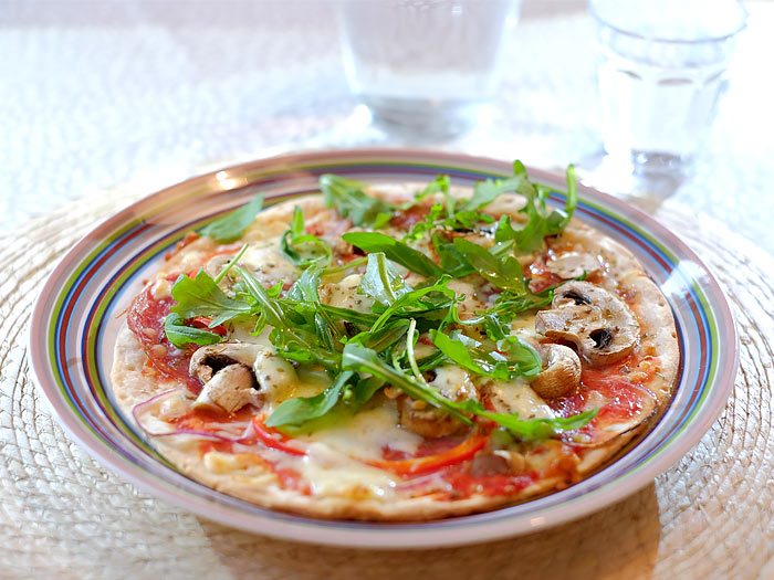 Pizza Wraps Met Salami Rode Ui Paprika Champignons Mozzarella En Rucola Kookidee