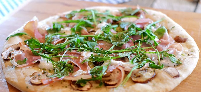 Pizza Bianca Met Prosciutto Crudo Champignons Mozzarella En Rucola Kookidee