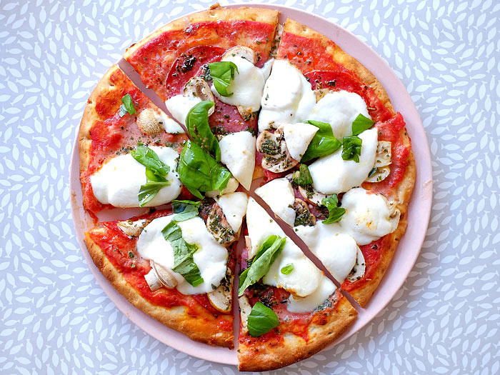 Pizza Met Salami Chorizo Champignons En Mozzarella Kookidee