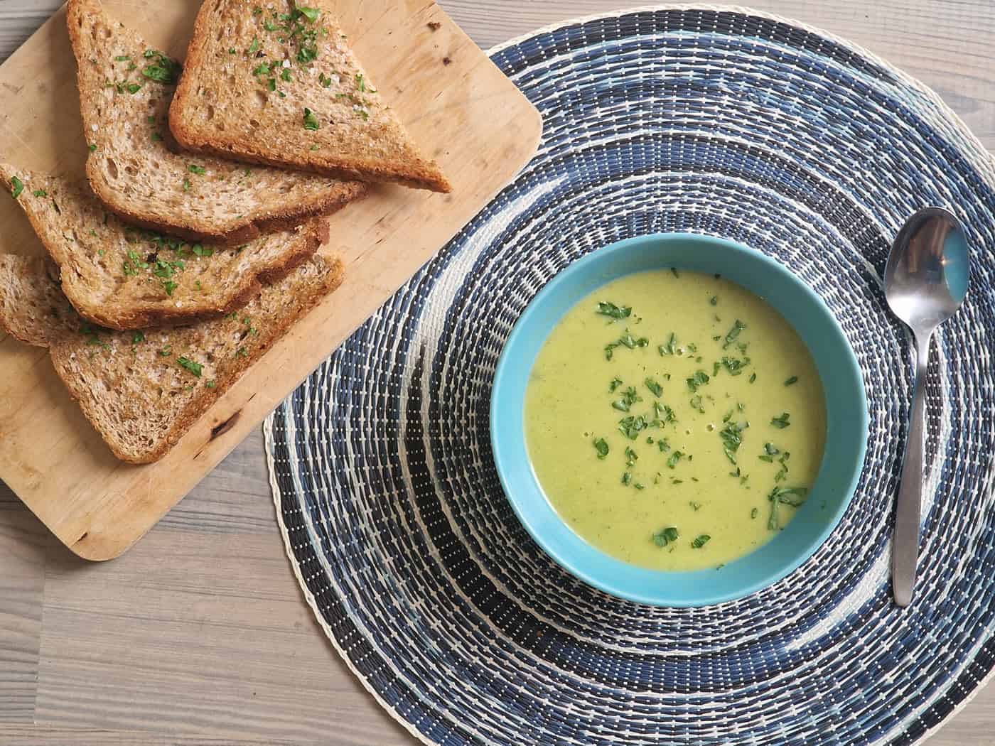 Met dit recept kan je in 25 minuten deze lekkere courgettesoep maken met naast courgette ook ui, knoflook en room