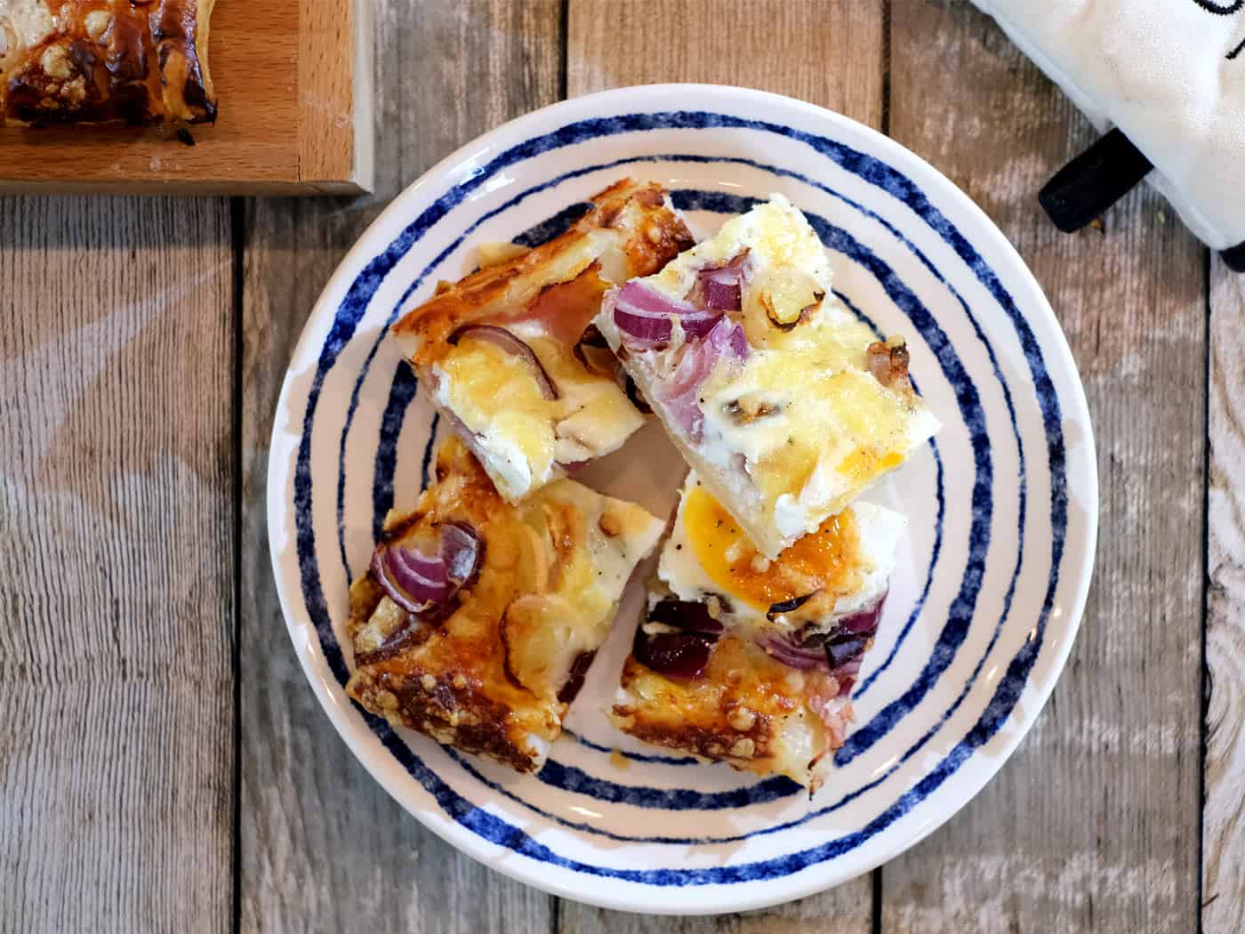 Plaattaart met prei, rode ui, gruyère, ham en ei